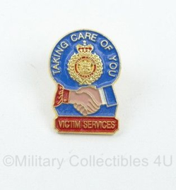 Engelse politie Victim Services Taking Care Of You speld - 2 x 1,5 cm - origineel