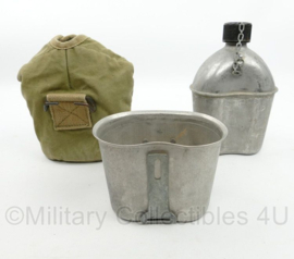WO2 US Army veldfles set - RVS fles uit 1944, RVS beker uit 1944 en khaki hoes British made - origineel