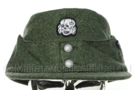 Duitse M43 pet Waffen SS officier  FELDGRAU - MET insignes  - 56 t/m 58 cm - replica