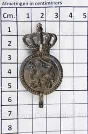 Kmar Marechaussee vorig model DT pet insigne zilver - 6,5 x 3 cm - origineel