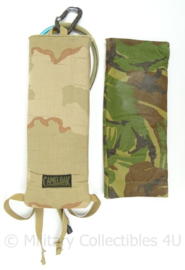 KL Landmacht Camelbak met desert en woodland cover - afmeting 44,5 x 16 cm - origineel