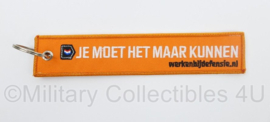 Werken bij Defensie " Je Moet Het Maar Kunnen" sleutelhanger - 21 x 3,5 cm - NIEUW -  origineel