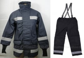 Brandweerkleding jas en broek set donkerblauw  - small short = lengte  164-171 cm. en borst 92-99 cm. - origineel brandweer!