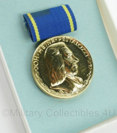 DDR NVA Johan Heinrich Pestalozzi-Medaille für treue Dienste Gold - origineel