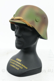 WO2 Duitse Panzer M40 helm M40 German Combat Helmet Panzer Painted Camouflage miniatuur helm op buste - 6 x 6,5 x 10 cm - replica