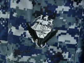 US Navy BDU field jacket met insigne - SWO Surface Warfare Officer - USN Navy blue digital - maat medium-regular  - origineel