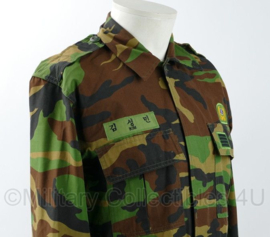 Zuid-Koreaanse leger uniform jas camo met insignes 2009 - maat Medium - licht gedragen - origineel