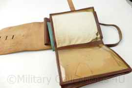 DDR NVA mapcase kaartentas bruin leder met schouderriem- 30 x 20½ x 5 cm - origineel