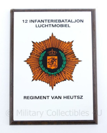Wandbord 12 Infanteriebataljon Luchtmobiel Regiment van Heutsz -20,5x15x1,5cm - origineel