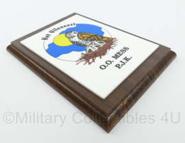 Het Uilennest O.O. MESS P.J.K. wandbord Onderofficiers Mess Prinses Julianakazerne   - 15,5 x 1,5 x 20,5 cm - origineel