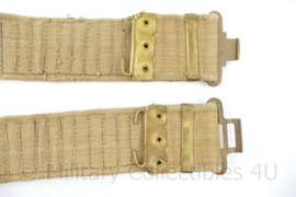 Britse P37 Koppel khaki webbing met gouden gespen - origineel net naoorlogs