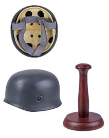 Minitatuur wo2 Duitse Fallschirmjäger helm para helm  Duitse metalen helm op houten standaard