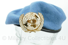 Nederlandse VN UN Verenigde Naties baret met insigne - maat 57 - gedragen - origineel