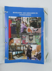 Handboek VEVA Medewerker Vrede en Veiligheid Deel 2 - 25 x 4 x 32 cm - origineel