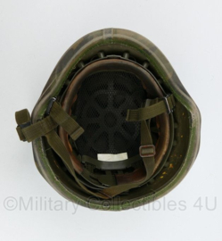 Defensie M92 M95 helm composiet helm 2017 met woodland camo overtrek en elastiek - gedragen - maat Medium - origineel