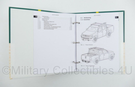 KL Nederlandse leger Defensie Volkswagen Amarok handboek - 18,5 x 3 x 22,5 cm - nieuw - origineel