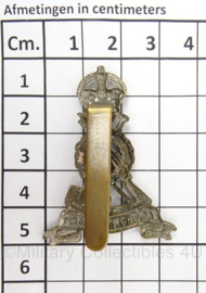 WO2 Britse cap badge Pioneer Corps  - afmeting 3 x 5 cm - origineel