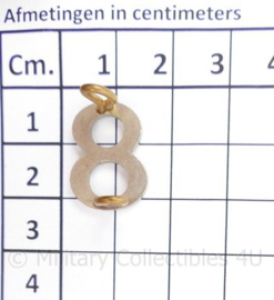 Wo2 Eenheid nummer  8 metaal - 2 x 1 ,5 cm origineel