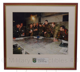 MND HQ Staff Brief on 'The bird table' foto in lijst - 53,5 x 48,5 cm - origineel