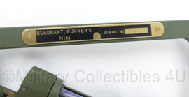 US Army M1A1 Gunner Quadrant Howitzer with Case Carrying M82  - topstaat - origineel