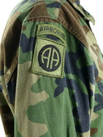 US Army BDU field jacket met insignes - 82nd airborne division - staff sergeant grade 3 rank - woodland - maat small - gedragen - origineel