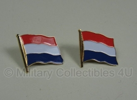 Nederlandse vlaggetjes metaal - 2 stuks -  2 x 2,3 cm.
