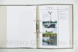 KL Nederlandse leger handboek Lesboek KL versie april 2006 in ringmap militaire voertuigen - 28,5 x 5 x 32 cm - origineel