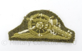 Britse WO2 Artillery arm embleem - afmeting 8 x 4 cm - origineel