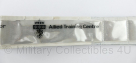 KMARNS Korps Mariniers reflectie armband Allied Training Centre - World Class Preparations for World Wide Operations - 42 x 3 cm - origineel