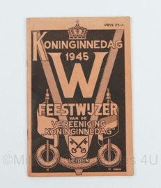 Nederlands boekje Koninginnedag 1945 Feestwijzer van de Vereeniging Koninginnedag Leiden - 13,5 x 0,5 x 20,5 cm - origineel