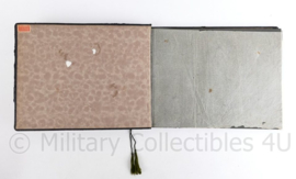 WO2 Duits Wehrmacht leeg foto album met metalen Stahlhelm - 32 x 22,5 x 1,5 cm  - origineel