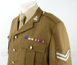 Britse leger No. 2 Dress Army met insignes - maat 170 cm. lengte en 112 cm. borstomtrek - licht gedragen - origineel