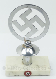 WO2 Duitse Swastika vlaggenstok punt op voet met NSDAP speld - 14 x 7,5 x 22 cm - origineel