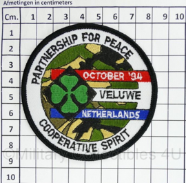 Embleem Oktober 1994 Veluw Partnership for peace Veluwe Netherlands Cooperative Spirit 4e Divisie - diameter 8 cm - origineel