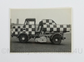 MVD Ministerie van Defensie envelop met 2 foto's van RAF vliegveld vrachtwagen - origineel