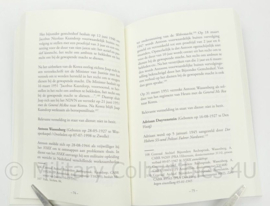 Van Feldgrau naar kaki en olijfgroen J.J.J. Hoogenboom  - 20½ x 13½ x 2 cm