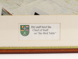 MND HQ Staff Brief on 'The bird table' foto in lijst - 53,5 x 48,5 cm - origineel