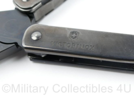 Defensie Victorinox Swisstool Spirit multitool met MOLLE koppeltas woodland camo - licht gebruikt - origineel