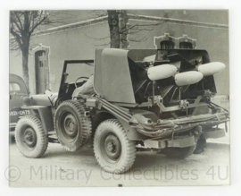Foto in lijst van Franse Hotchkiss M201 jeep met SS10 antitankraketten - 25 x 20½ cm