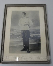 Foto in lijst - soldaat met zomer uniform en medaille - 32x 23 cm - origineel