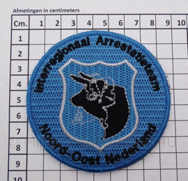 Nederlandse Politie "Interregionaal Arrestatieteam Noord Oost Nederland" embleem -  met klittenband - diameter 9 cm
