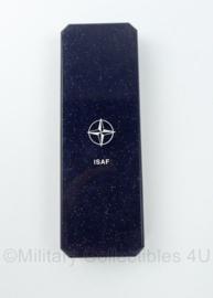 Defensie ISAF NATO medal baton in origineel doosje - 17,5 x 6 cm - origineel