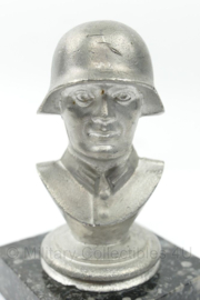 WO2 Duitse Heer soldaat op sokkel - 6 x 6 x 10,5 cm - origineel