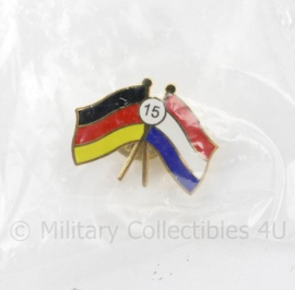 Nederlands Duitse Corps landsvlaggen speld 15 jaar samenwerking  - 2 x 2,5 cm - origineel