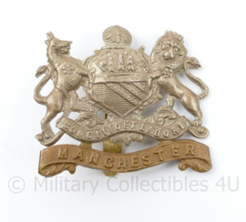 WO2 Britse Cap badge Manchester Regiment - 5 x 4,5 cm - origineel
