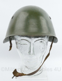 Italiaanse M33 helm met lederen kinriem - gedragen - origineel