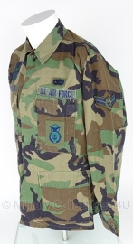 US Air Force woodland uniform jas -Military Police - Air Weather Service -  Airman st class  - Small  short - origineel