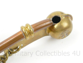 KM Koninklijke Marine bootsmansfluitje/boatswain's call/bosun's whistle aan karabijnhaak - 9 x 8½ x 2 cm - origineel