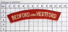 WO2 Brits ENKELE shoulder Title. Bedford and Hertford - 12 x 2,5 cm - origineel