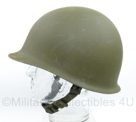 US Army Wo2 model M1 helm met liner - is net Naoorlogs maar vrijwel identiek aan Wo2 model - origineel